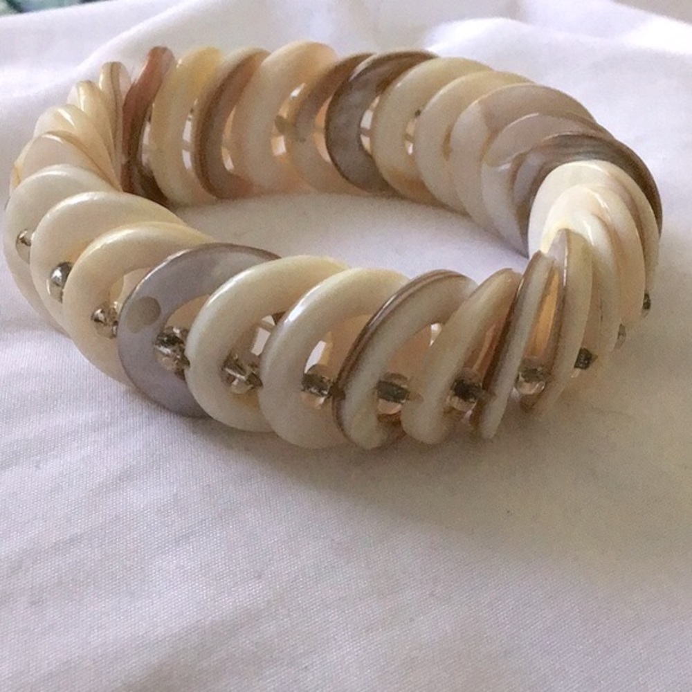 Fashionable Stretch Mother-Of- Pearl Shell Bracelet